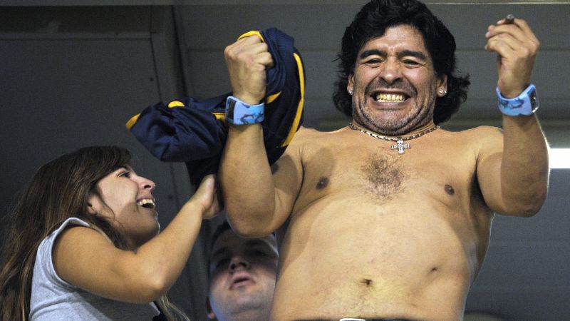 En la foto de archivo, el exfutbolista argentino Diego Maradona celebra con su hija Dalma.