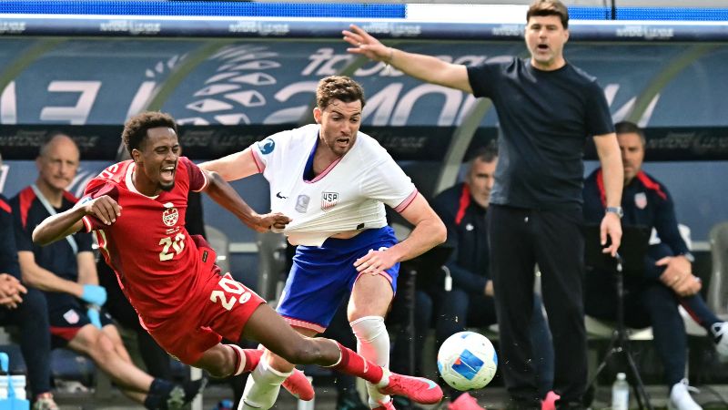 El entrenador argentino de Estados Unidos, Mauricio Pochettino, hace un gesto mientras el mediocampista canadiense Ali Ahmed y el defensa estadounidense Joe Scally compiten por el balón.