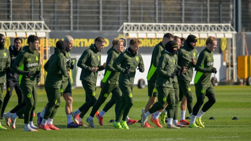 Los jugadores del Dortmund asisten al entrenamiento previo al juego de ida contra el OSC Lille.