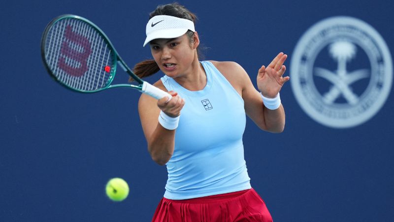 La británica Emma Raducanu sufrió otro percance con un acosador en pleno partido del WTA 1000 de Dubái.