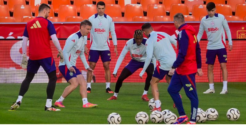 El delantero español Daniel Olmo, y sus compañeros asisten a un entrenamiento previo al partido de vuelta de los cuartos de final de la Liga de Naciones de la UEFA contra Países Bajos en el estadio de Mestalla.