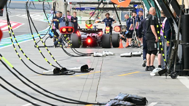 En la foto de archivo, un piloto de Alpine entra en boxes durante el tercer día de pruebas de pretemporada de Fórmula 1 en el Circuito Internacional de Baréin en Sakhir.