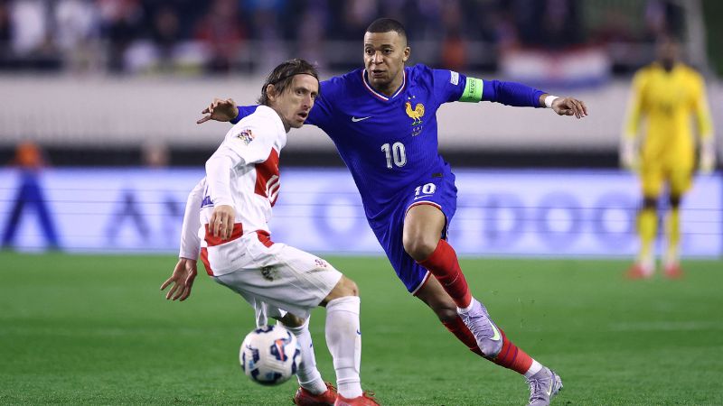 El delantero francés Kylian Mbappé disputa el balón con el centrocampista croata Luka Modric.