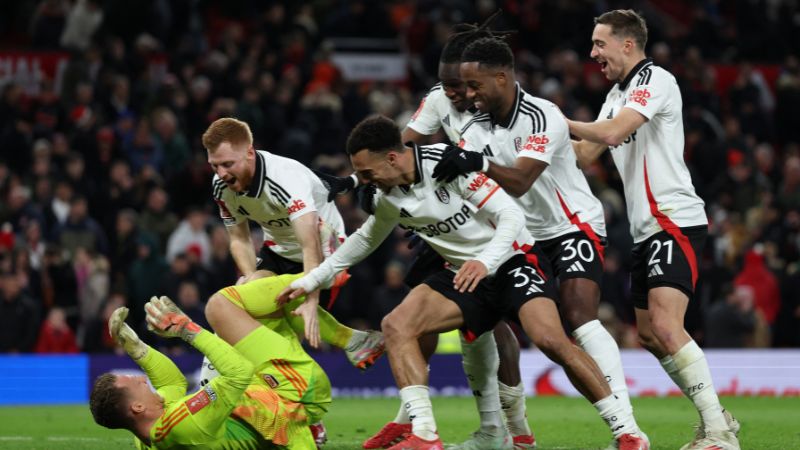 El portero alemán del Fulham, Bernd Leno, celebra con sus compañeros de equipo la eliminación del Manchester United.