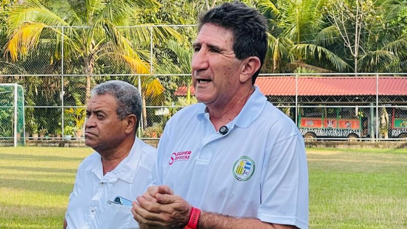 El técnico argentino, Héctor Vargas, ya viste la camisa del equipo Juticalpa FC.