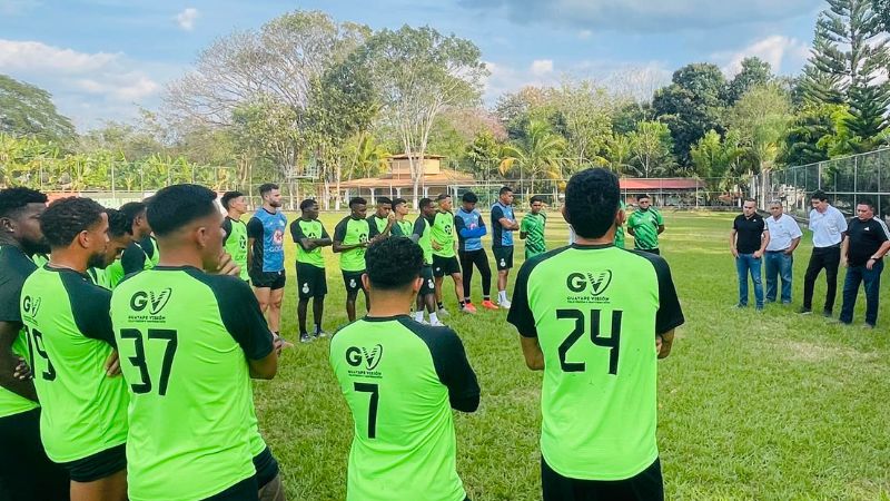 Héctor Vargas es presentado a los jugadores de Juticalpa FC y de inmediato se puso a trabajar.