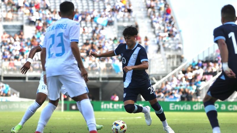 El guatemalteco Olger Escobar enfrenta a Jorge Álvarez. El "chapín" anotó el segundo gol de su selección.