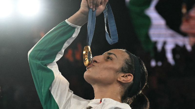 La argelina Imane Khelif, medallista de oro, posa en el podio durante la ceremonia de entrega de medallas de la final femenina de boxeo de 66 kg de los Juegos Olímpicos de París 2024.