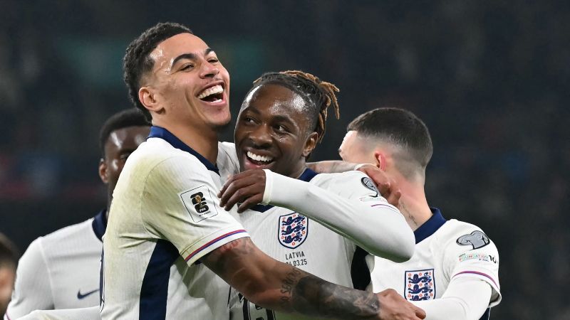 Los ingleses Eberechi Eze y Morgan Rogers, celebran después de anotar el tercer gol frente a Letonia.