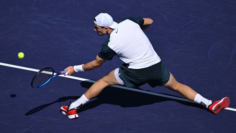 El británico Jack Draper devuelve la pelota al danés Holger Rune durante la final del torneo de Indian Wells.