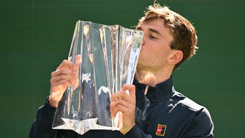 El británico Jack Draper besa el trofeo que lo destaca como campeón del torneo de Indian Wells.