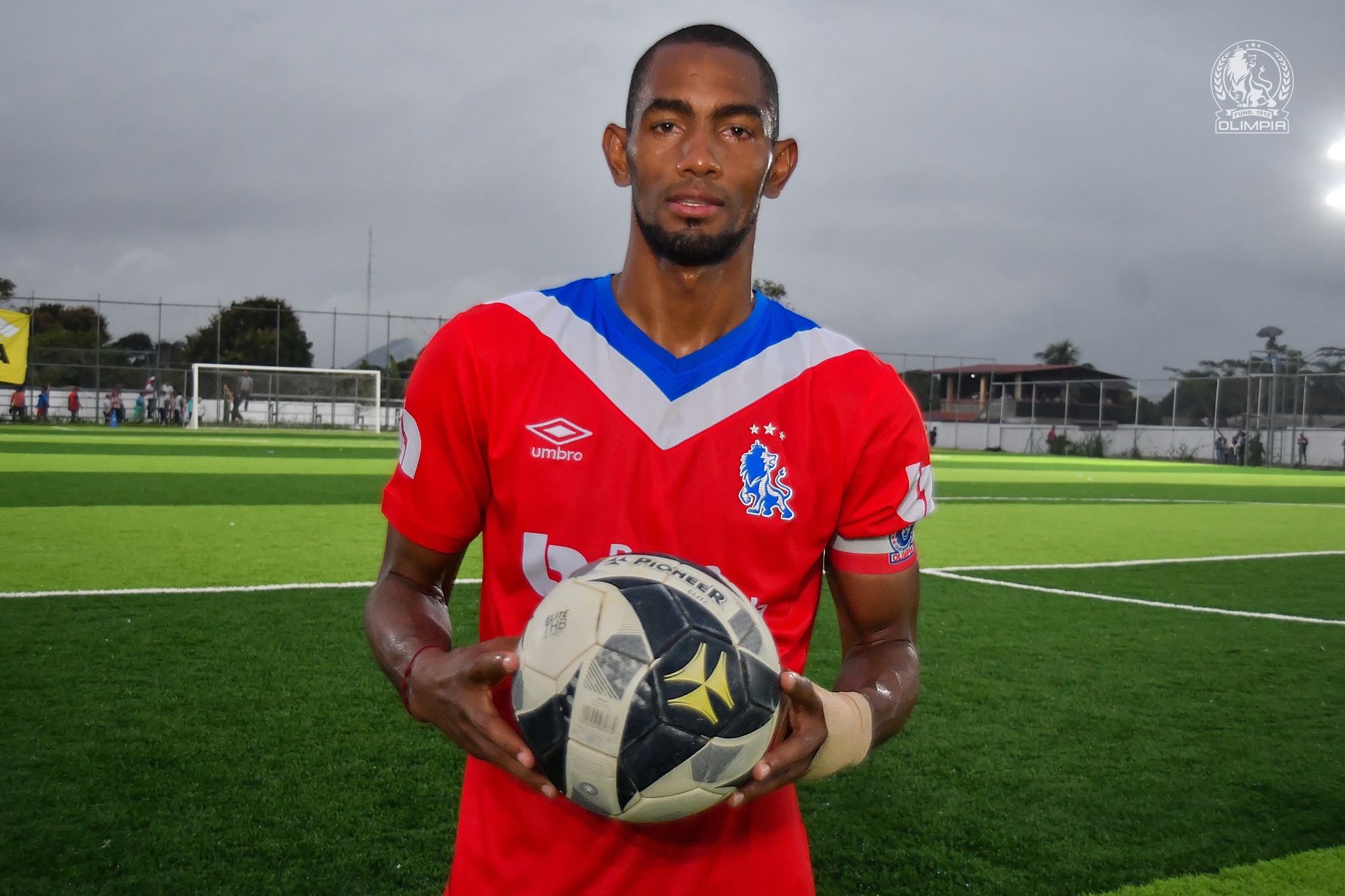 Jerry Bengtson anotó los dos goles del triunfo de Olimpia sobre Juticalpa FC.