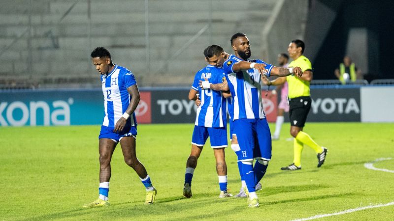 Jorge Benguché celebra el primer gol hondureño frente a Bermudas.
