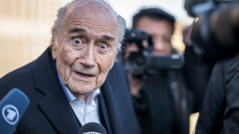 El expresidente de la FIFA, Sepp Blatter, reacciona a su salida del juzgado tras el primer día de su juicio en apelación ante la Fiscalía General suiza.