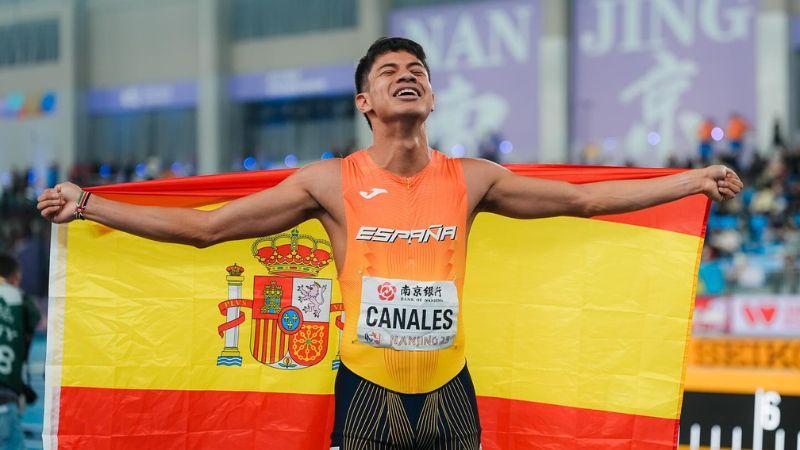 Josué Canales celebra la obtención de la medalla de bronce en 800 metros para España.