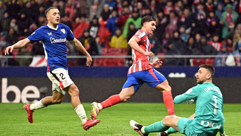 El delantero argentino del Atlético de Madrid, Julián Álvarez, marca el gol del triunfo sobre el Athletic Club Bilbao.