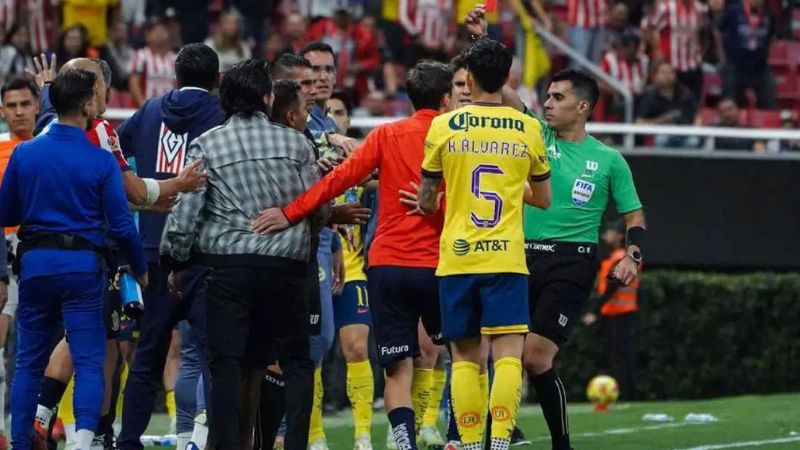 Este es el momento en el que Kevin Álvarez y sus compañeros del América abandonan la cancha del Akron.