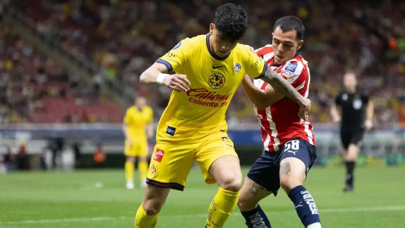 Kevin Álvarez, del América, fue herido en una pierna por botella lanzada en clásico ante Guadalajara.