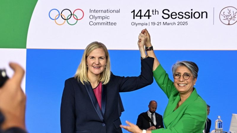 La candidata zimbabuense a la presidencia del Comité Olímpico Internacional (COI), Kirsty Coventry, recibe la felicitación de la exatleta marroquí Nawal El Moutawakel.