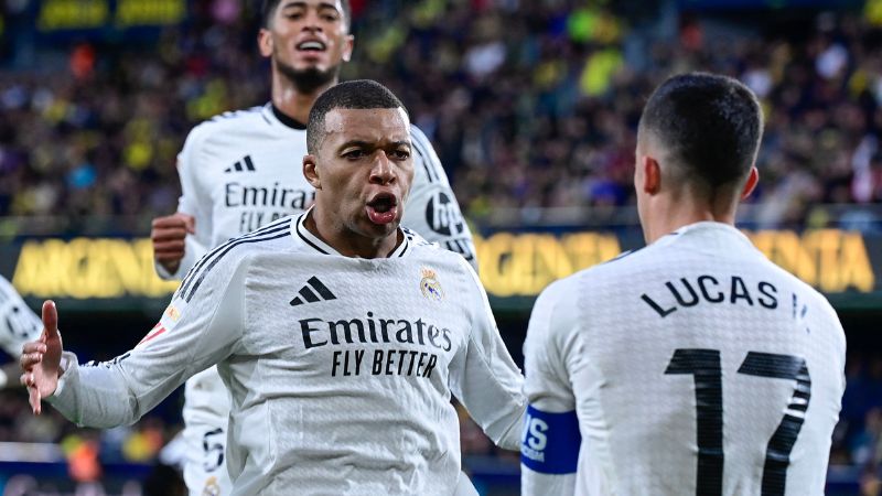 El delantero francés del Real Madrid, Kylian Mbappé, celebra con sus compañeros Lucas Vázquez y Jude Bellingham después de marcar su segundo gol contra el Villarreal.