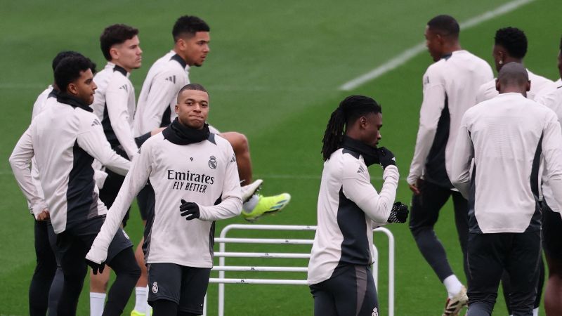 El delantero francés del Real Madrid, Kylian Mbappé, y sus compañeros de equipo realizan el último entrenamiento previo a enfrentar al Atlético de Madrid en Champions.