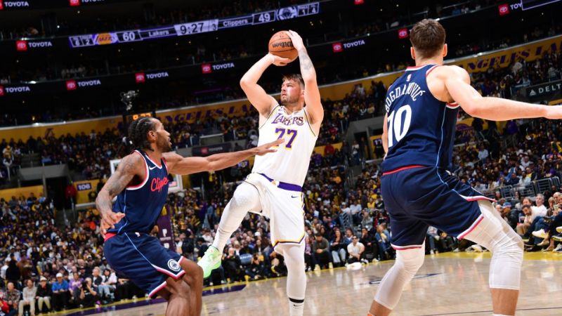 Los Angeles Lakers vencieron a sus vecinos Clippers y escalaron al segundo lugar de la Conferencia Oeste de la NBA.