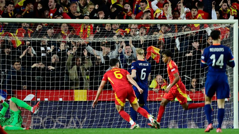 El delantero de España, Lamine Yamal, celebra el tercer gol de su equipo contra Países Bajos.