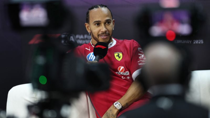 El piloto británico de Ferrari, Lewis Hamilton, asiste a una conferencia de prensa.