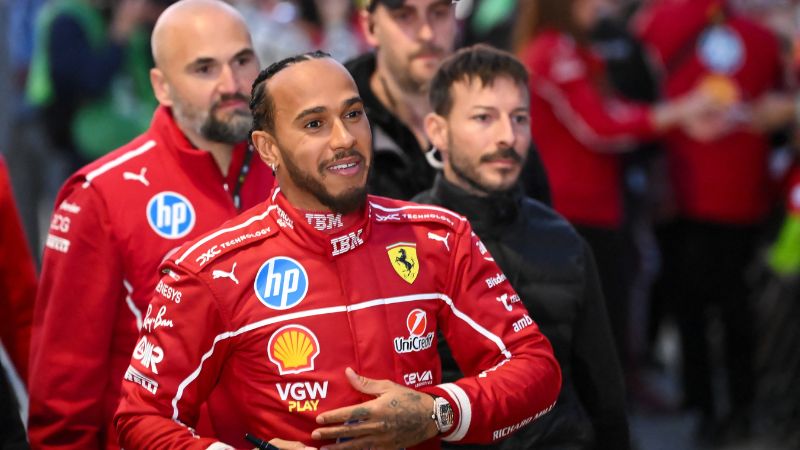 El piloto británico de Fórmula 1 Lewis Hamilton firma autógrafos durante el evento de presentación de los pilotos de Scuderia Ferrari.