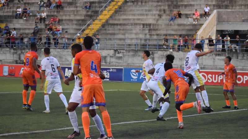 Lobos UPNFM y Génesis Comayagua se enfrentan en el estadio Emilio Williams de Choluteca.