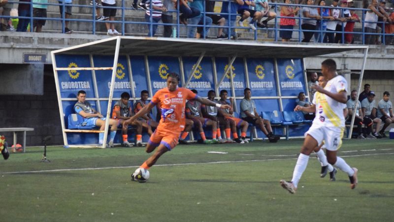 Óscar Loreto Barrios, de Lobos UPNFM, se sumó al ataque ante la marca de José Ángel Fiallos, de Génesis Comayagua.