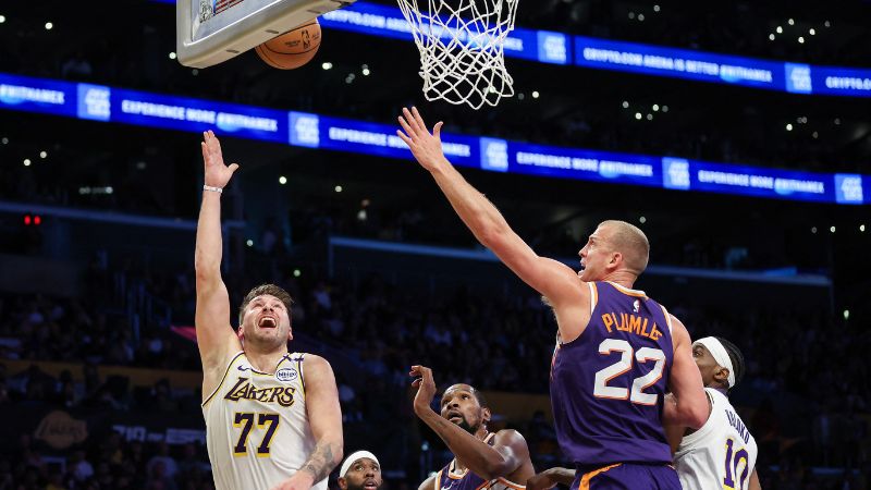 Luka Doncic de Los Angeles Lakers lanza el balón en la primera mitad contra los Phoenix Suns en el Crypto.com Arena.