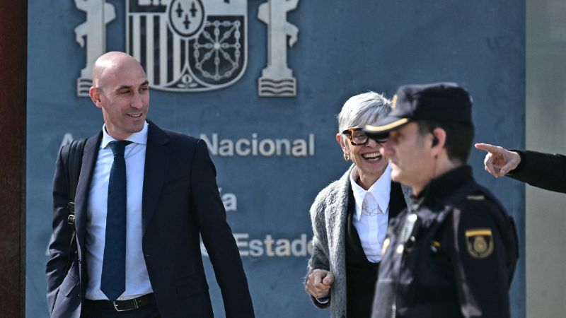 El expresidente de la Federación Española de Fútbol Luis Rubiales, y su abogada Olga Tubau salen del juzgado de San Fernando de Henares, al este de Madrid.