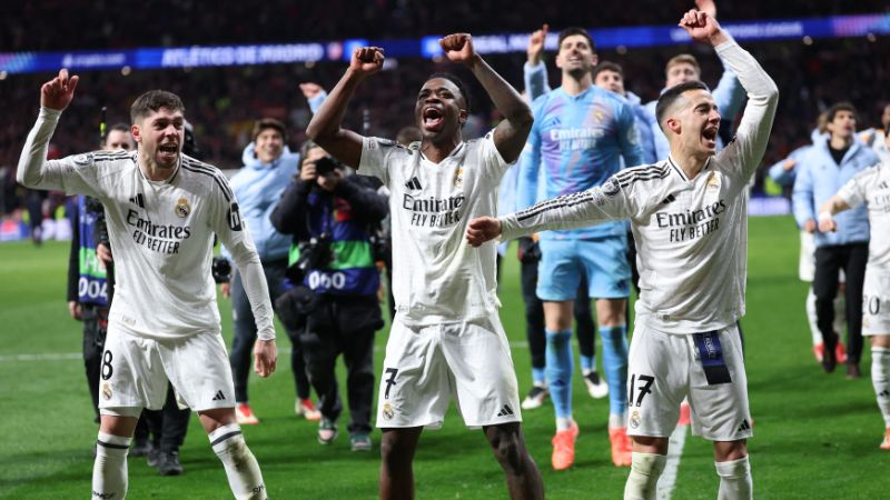 Los madridistas, Federico Valverde, Vinicius Junior y Lucas Vázquez celebran el pase a cuartos de final de la Champions.