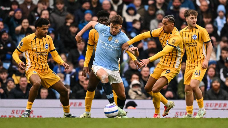 El centrocampista español del Manchester City, Nico González, controla el balón durante el partido contra el Brighton.