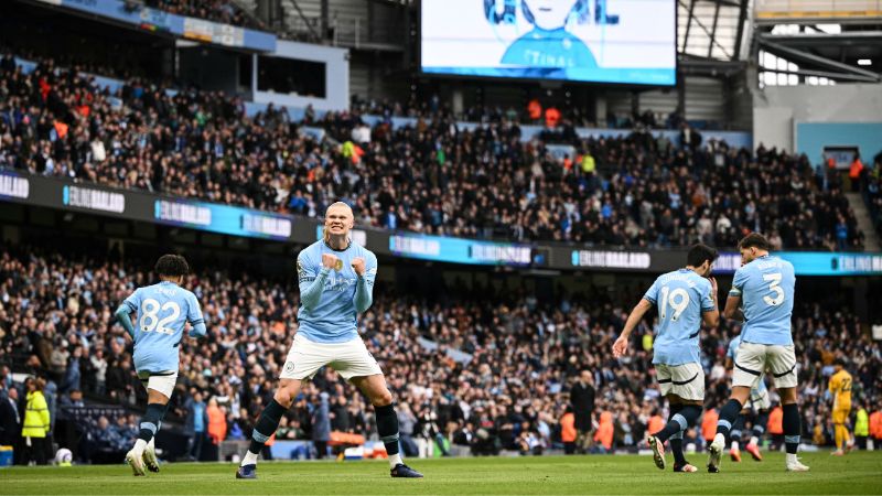 El delantero noruego del Manchester City, Erling Haaland, celebra tras anotar el primer gol de su equipo frente al Brighton.