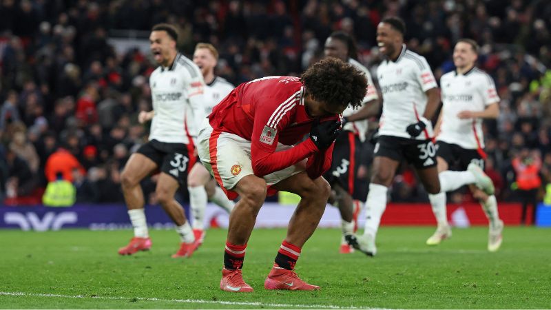 El delantero holandés del Manchester United, Joshua Zirkzee, se lamenta después de fallar su penal contra el Fulham.