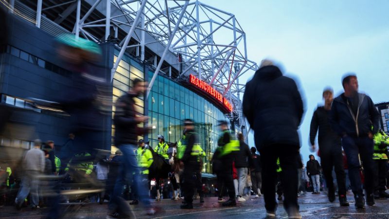 En la foto de archivo, los aficionados llegan antes del partido de la fase de grupos de la UEFA Europa League entre el Manchester United y el FC Twente en el estadio Old Trafford en Manchester.