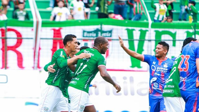 Marathón y Lobos UPNFM juegan en el estadio Yankel Rosenthal.