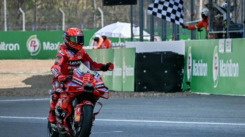 El piloto español de Ducati Lenovo, Marc Márquez, celebra su victoria en la carrera Sprint del Gran Premio de Tailandia de MotoGP en el Circuito Internacional de Buriram.