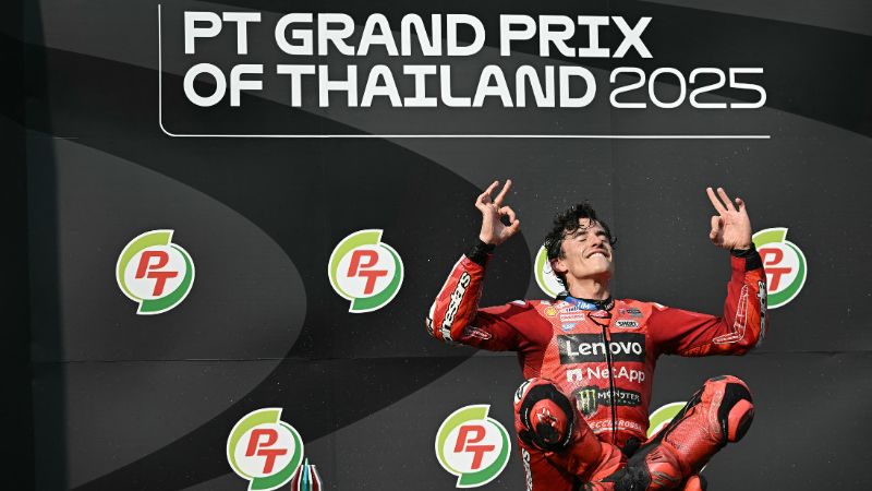 El piloto español de Ducati Lenovo, Marc Márquez, celebra en el podio después de ganar el Gran Premio de Tailandia de MotoGP en el Circuito Internacional de Burir.