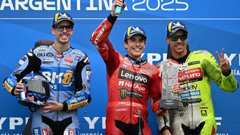 Los pilotos, Alex Márquez, Marc Márquez y Franco Morbidelli, celebran en el podio.