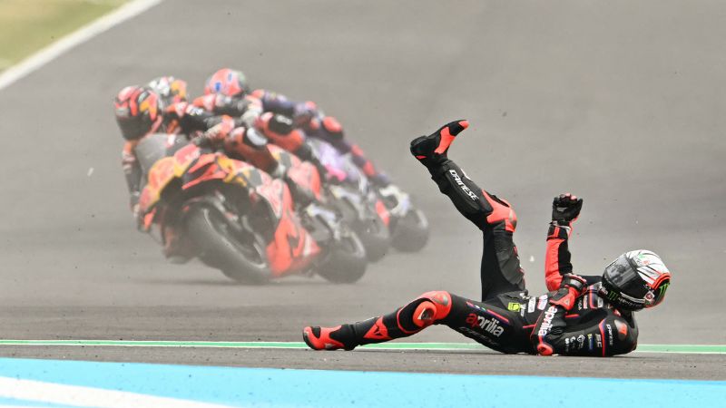 El piloto italiano de Aprilia Racing, Marco Bezzecchi, se cae de su moto tras el inicio de la carrera del Gran Premio de Argentina de MotoGP.