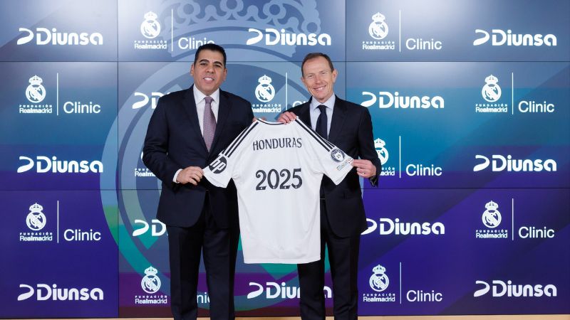 Mario Faraj, presidente ejecutivo de Diunsa y Emilio Butragueño, director de Relaciones Institucionales del Real Madrid, posan con la camisa conmemorativa a los clínics de Honduras en 2025.