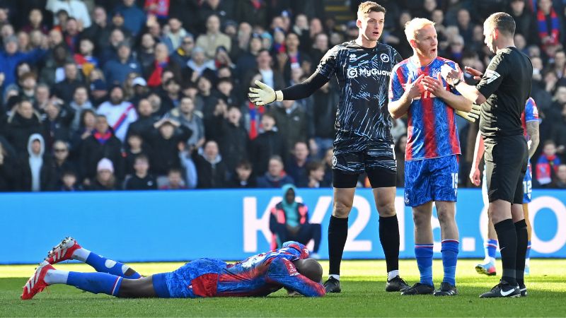 El delantero francés del Crystal Palace, Jean-Philippe Mateta, yace lesionado después de una peligrosa entrada del portero inglés del Millwall, Liam Roberts.