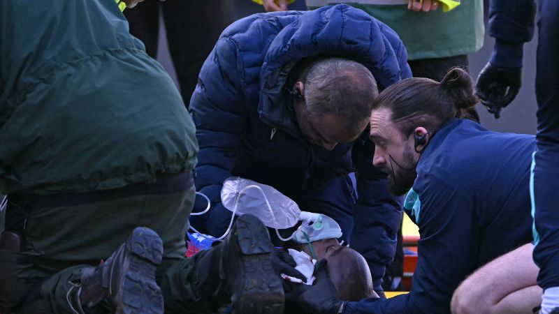 El delantero francés del Crystal Palace, Jean-Philippe Mateta, recibe atención médica tras recibir una patada en la cabeza del portero inglés del Millwall, Liam Roberts.