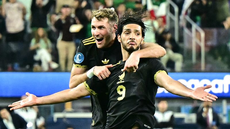 Los delanteros mexicanos, Santiago Giménez y Raúl Jiménez., celebran el triunfo sobre Canadá.