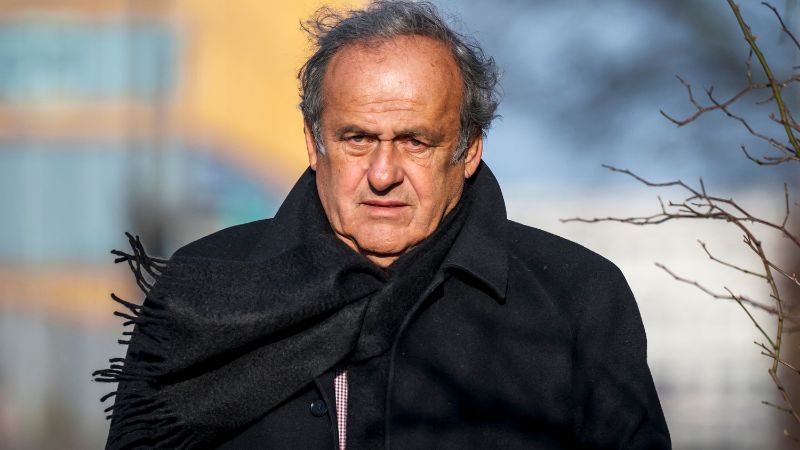 El expresidente de la UEFA Michel Platini llega a la corte para una apelación de la oficina del fiscal general suizo.