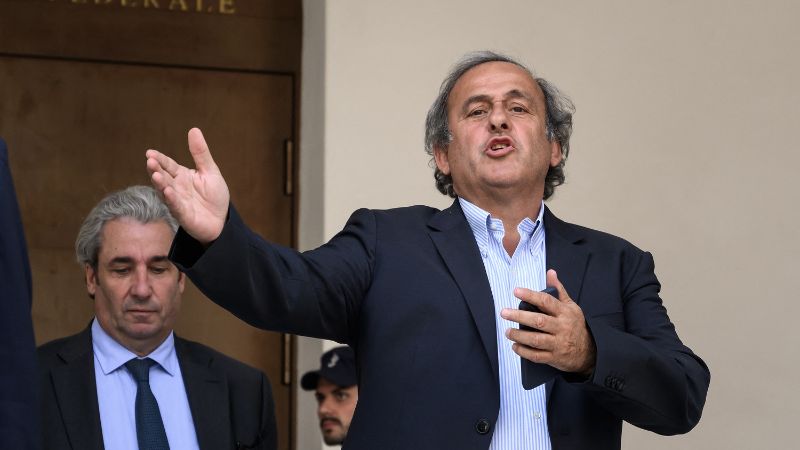 En la foto de archivo, el expresidente de la UEFA Michel Platini reacciona al salir del Tribunal Penal Federal de Suiza.