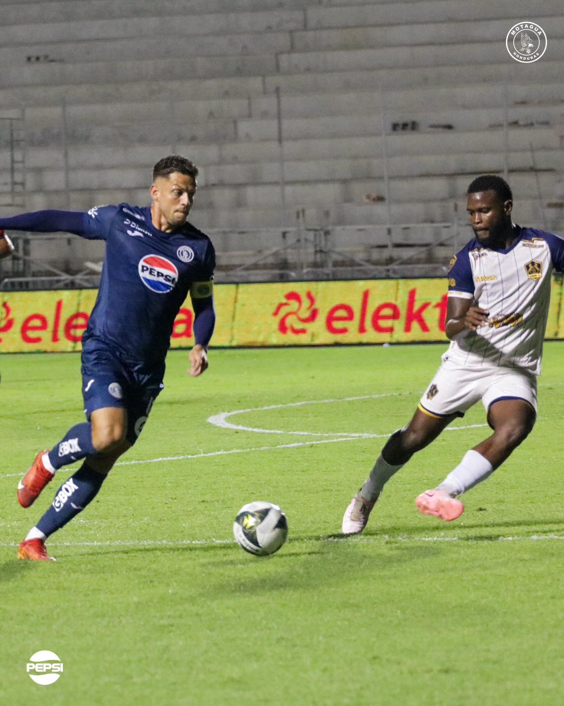 Pese a la expulsión de Jorge Serrano, Motagua terminó venciendo 1-0 a Potros de Olancho FC.